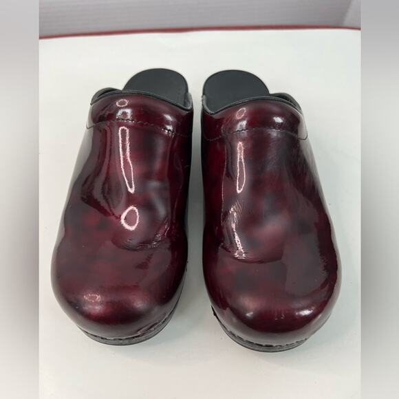 Dansko Burgundy Maroon Patent Leather Nursing Slip On Mule Work Shoes 8.5-9 39 - Picture 2 of 11